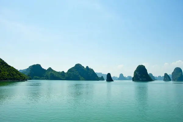 Naturskön Utsikt Över Klippön Halong Bay Vietnam Sydostasien — Stockfoto
