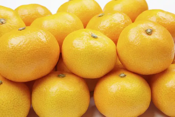 ホワイトボウルの新鮮なオレンジのフルーツ — ストック写真