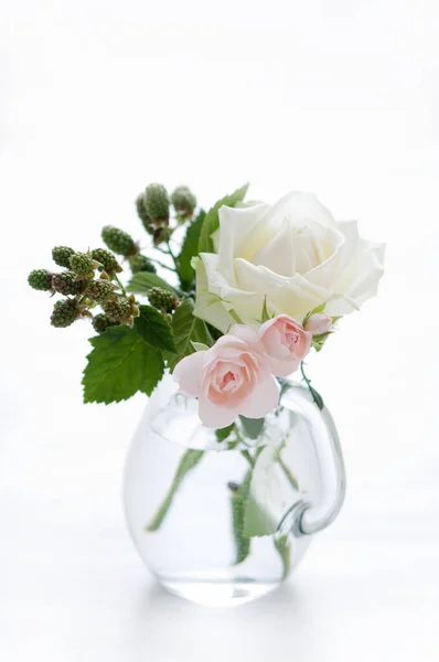 Rosenstrauß Transparenter Vase — Stockfoto