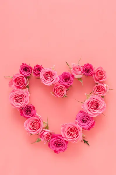 Rose Rosa Forma Cuore Sfondo Pastello — Foto Stock