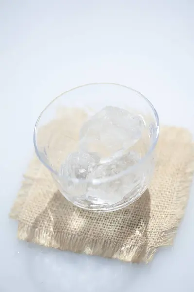 Glas Wasser Mit Eis Auf Weißem Hintergrund — Stockfoto