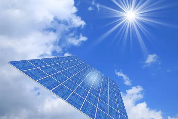 太陽エネルギーのコンセプト 青空に対する太陽電池パネル — ストック写真