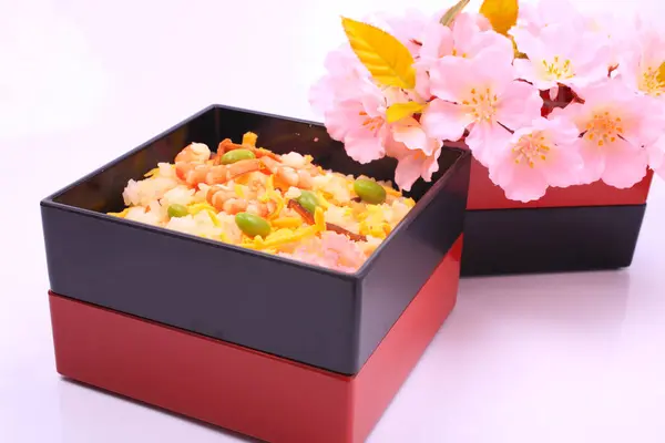 Cozinha Japonesa Delicioso Arroz Com Camarões Legumes Flores Primavera Rosa — Fotografia de Stock