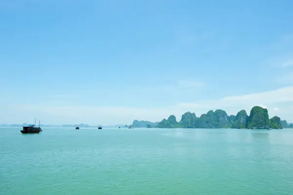 Widok Wyspę Skalną Halong Bay Wietnam Azja Południowo Wschodnia — Zdjęcie stockowe