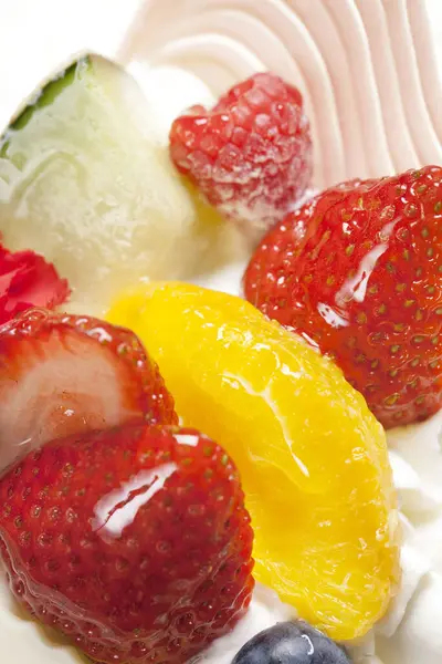 带有水果和奶油的美味甜甜点特写 — 图库照片