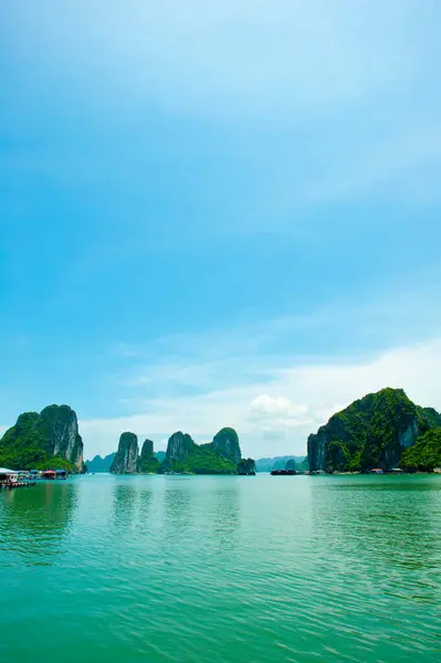 Scénický Pohled Skalní Ostrov Halong Bay Vietnam Jihovýchodní Asie — Stock fotografie