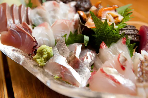 おいしいアジア料理のビューを閉じる 生の魚とプレート — ストック写真