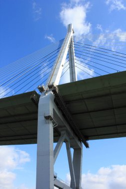 Kule, kablolar ve Tempozan Köprüsü güvertesi. Japonya 'nın Osaka şehrinde arp dizaynı ile kablo destekli bir köprü..
