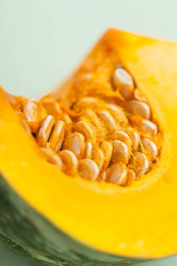 Balkabağı parçalarını masaya yakın, sonbahar yemekleri.