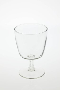 Beyaz arka plan üzerinde izole boş şeffaf cam