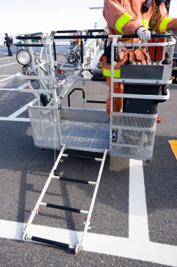 İtfaiyeciler Hasarlı Bina Cephesi 'nde Hortumlar ve Su Akıntısıyla Eğitim Tatbikatı