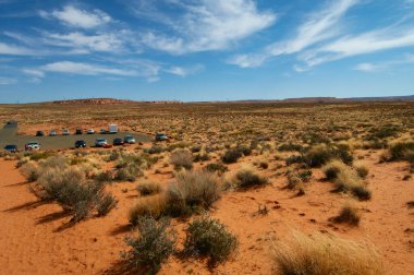 Doğanın arka planında mavi gökyüzü olan çöl manzarası