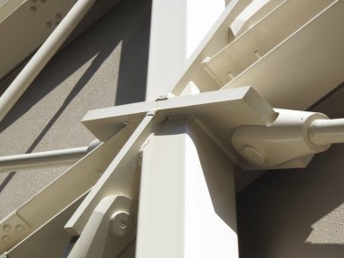 Modern mimari yapıyı destekleyen kesişen metal kirişleri gösteriyor