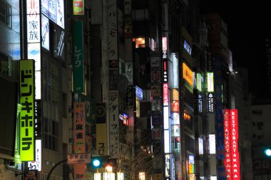 Güzel şehir manzarası ve açık hava reklam tabelaları