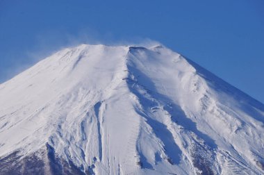 mavi gökyüzü karşı dağ kar kaplı