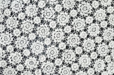 Tığ işi masa örtüsünün beyaz görünümünü kapat