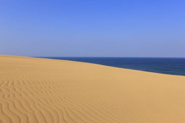 Güzel deniz manzarası ve kum tepeleri      
