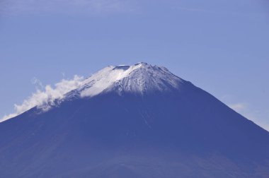 Japonya 'daki Fuji dağı, karla kaplı.