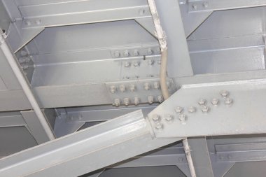 Perçinli endüstriyel metal yapı.