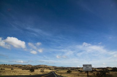 Doğa arka planındaki dağlarda yol tabelası