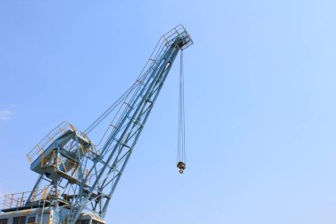 Şehir projesi modern inşaat alanında vinç kullanıyor