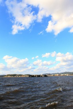 Arkasında bir göl olan güzel bir manzara.