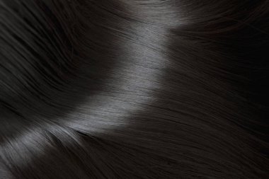 Esmer ya da siyah saçlı. Siyah saçlı, uzun boylu bir kadın. Çok güzel kıvırcık.