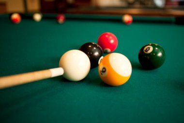 Bilardo oyunu. Bilardo masası topları ve işaret.
