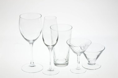 Beyaz arkaplanda boş bardak