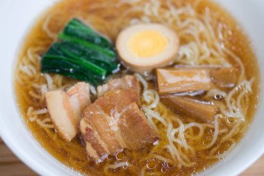 Etli erişte çorbası, erişte, ıspanak ve yumuşak yumurta. 