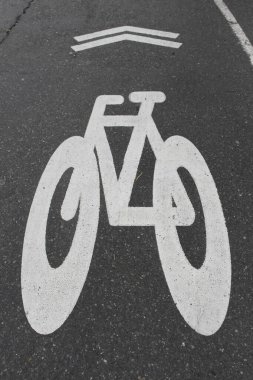 Kentsel asfalt yol yüzeyine beyaz bisiklet sembolü çizilmiş
