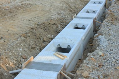 İnşaat alanında beton bloklar temel duvarı oluşturuyor.