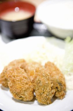 kızarmış tavuk nuggets ve pirinç