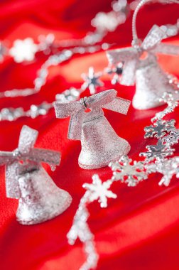 Kırmızı Noel masasında gümüş çanlar 