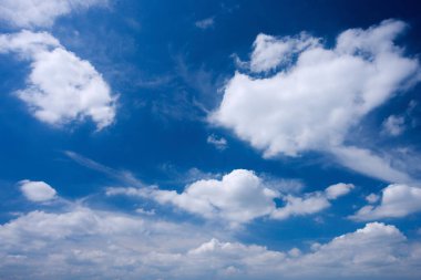 Mavi gökyüzü ve beyaz bulutlar.