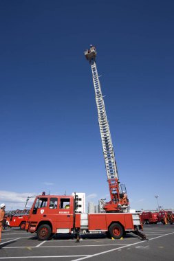 Hong Kong, Çin 'deki itfaiye ve kamyonlar.