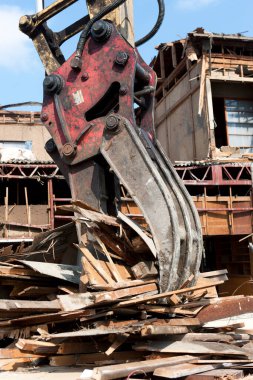 Ev inşaatının kaldırılması, endüstriyel binada çalışan kazıcı.                         