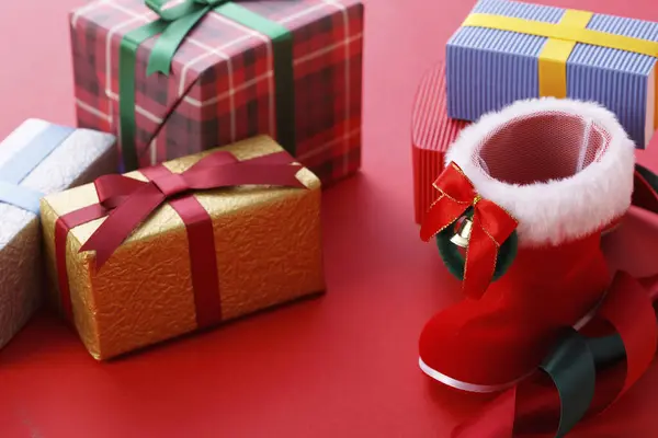Weihnachtsgeschenke Mit Geschenkpapier Und Schleifen — Stockfoto