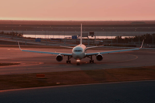 вид самолетов на взлетно-посадочной полосе международного аэропорта