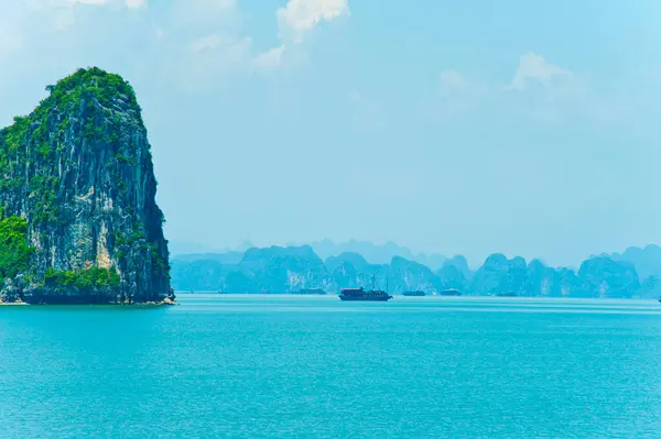 东南亚 海龙湾的岩石岛景观 — 图库照片