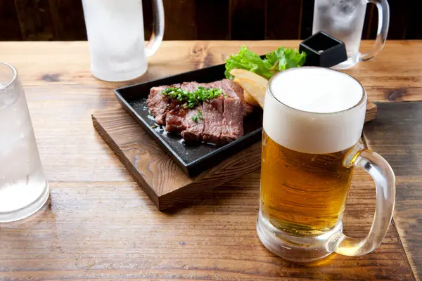 Ein Teller Essen Und Ein Glas Bier — Stockfoto