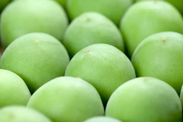 Arkaplanda Yeşil Erik Meyveleri Kapatın — Stok fotoğraf
