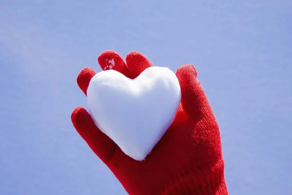 Mâna Unei Persoane Ținând Bulgăre Zăpadă Formă Inimă — Fotografie, imagine de stoc