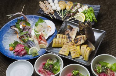 Masadaki lezzetli yiyeceklerin yakın plan görüntüsü