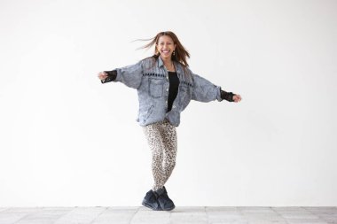 Beyaz elbiseler içinde güzel Asyalı bir kadının portresi.