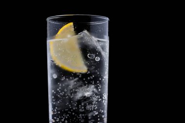 Bir bardak buzlu ve limonlu cin tonik.