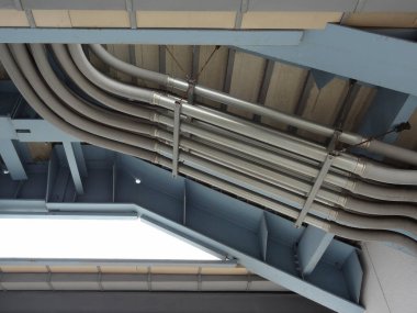 Modern binanın paslanmaz çelik borularının düşük açılı görüntüsü