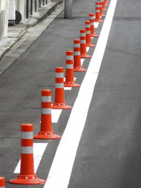 Yol işaretleri ve koniler asfalt yolda 