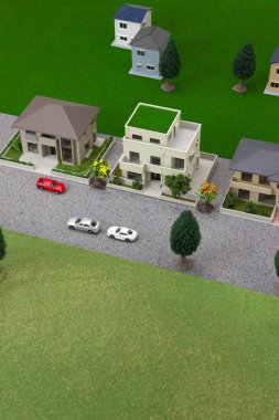 Küçük ev ve araba modelleri.