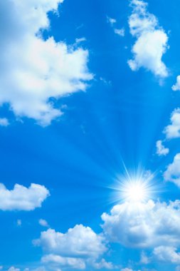 Beyaz bulutlu mavi gökyüzünde güneş